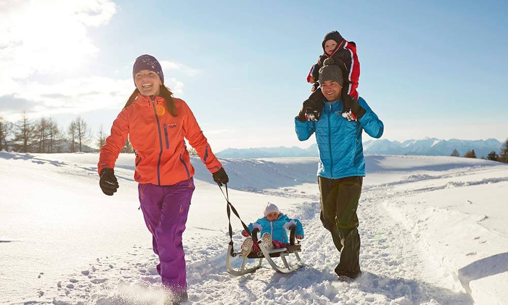 L'esuberante divertimento dello slittino & lo sci di fondo